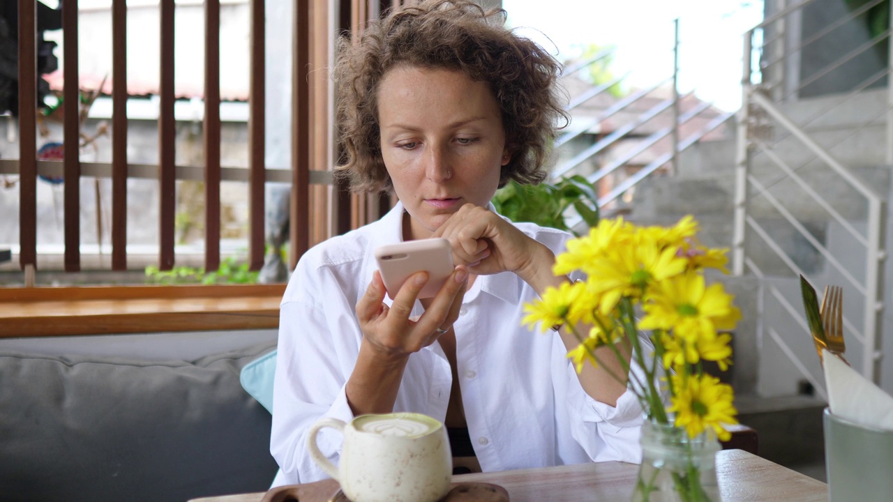 一位女博主拍下了她健康的抹茶拿铁茶的照片，并将这些视频发布在她的博客上，供订户和志同道合的人观看。她展示了健康的生活方式。视频素材