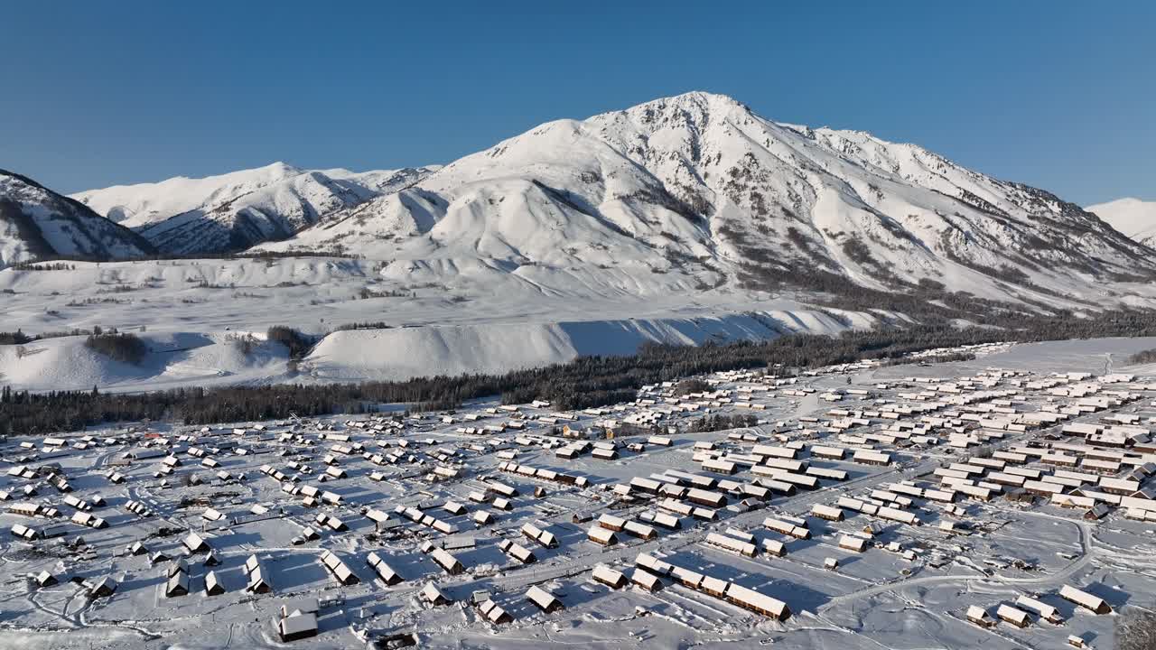 冬天被雪覆盖的村庄的航拍照片。滑雪胜地视频素材