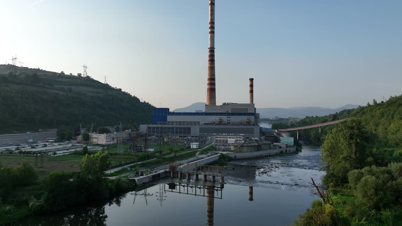 鸟瞰图煤电厂高管道黑烟上升污染大气在日落视频素材