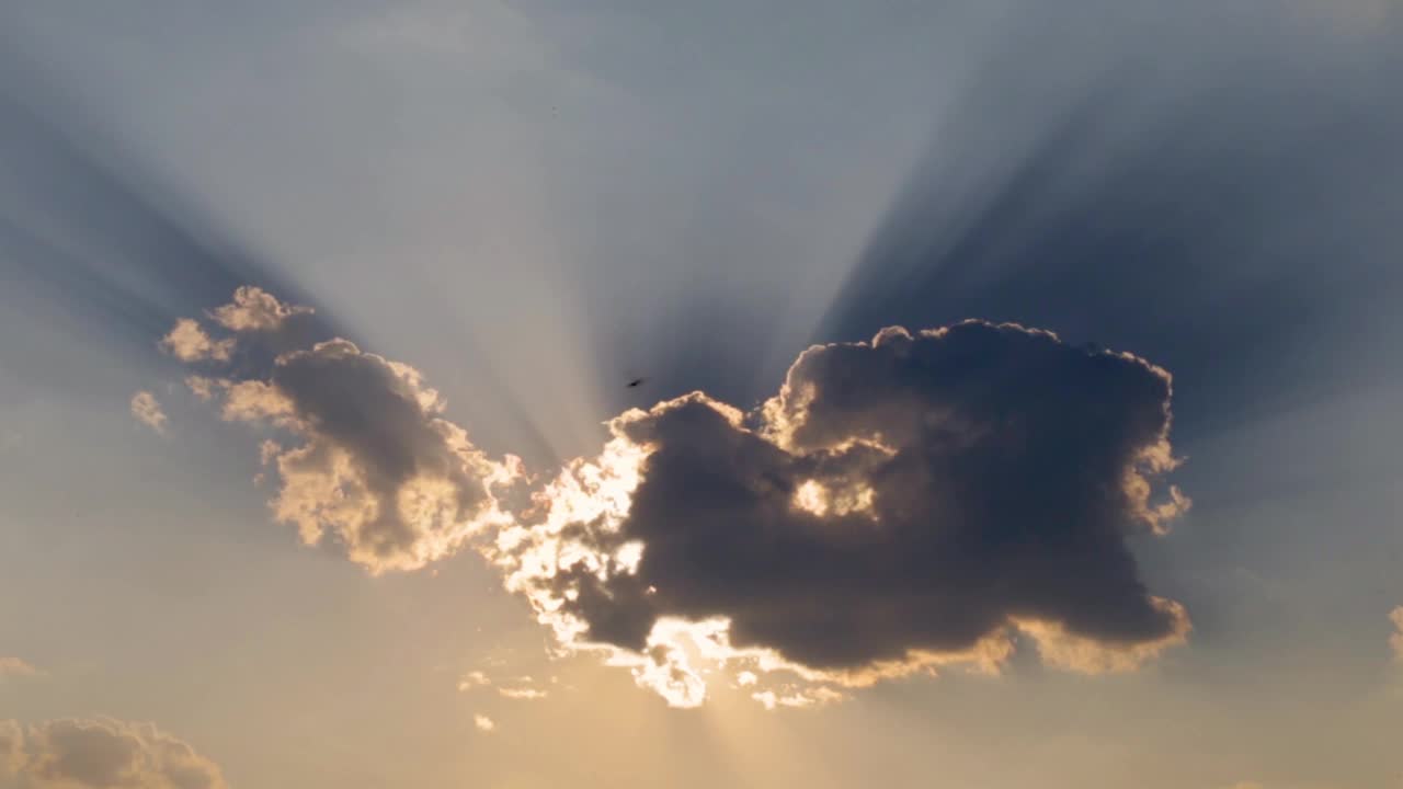 太阳在云层后面的延时视频素材