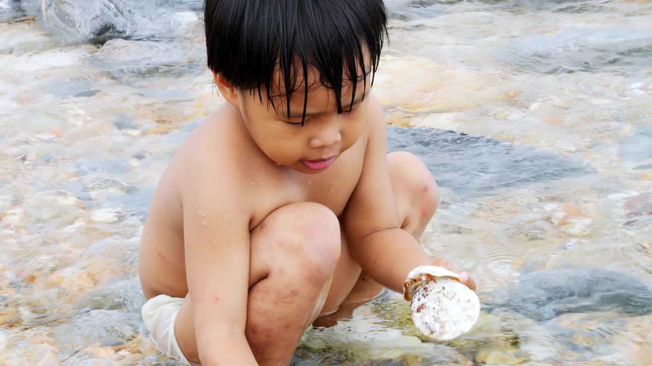 亚洲小孩品尝海水…视频素材