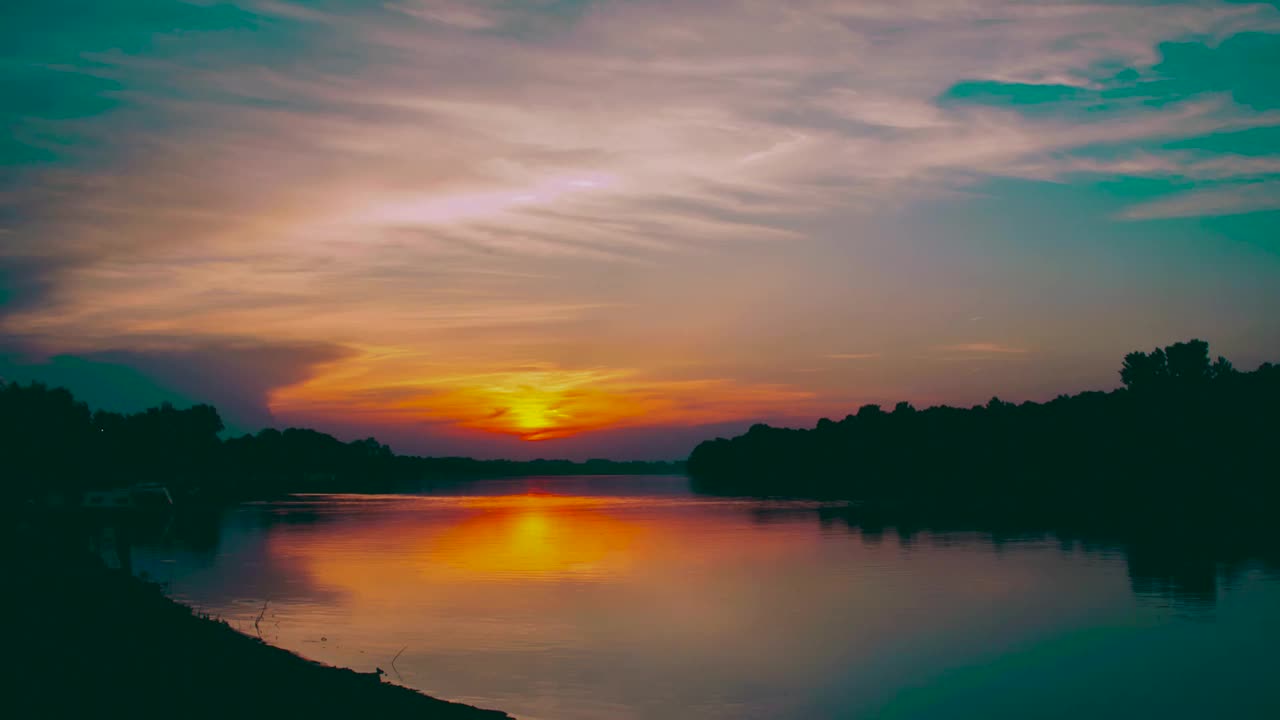 湖面上美丽日落的时间流逝视频素材