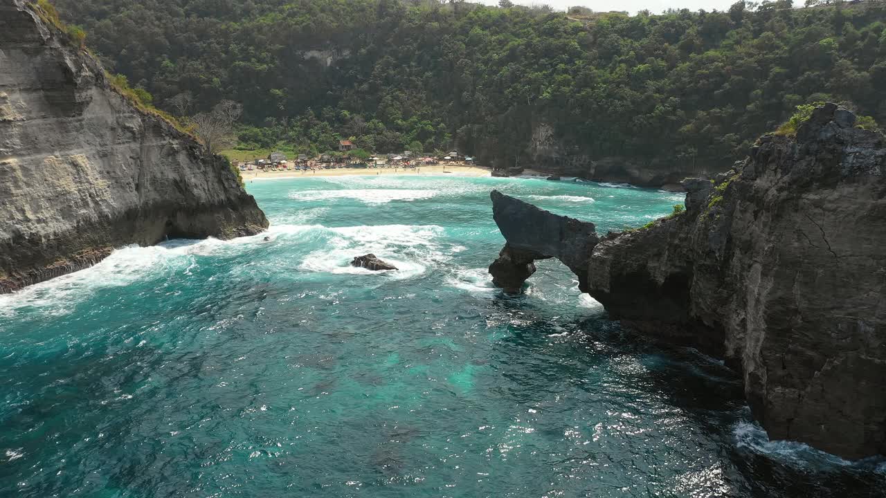 印度尼西亚巴厘岛努萨蓬达阿普海滩的空中景色视频素材