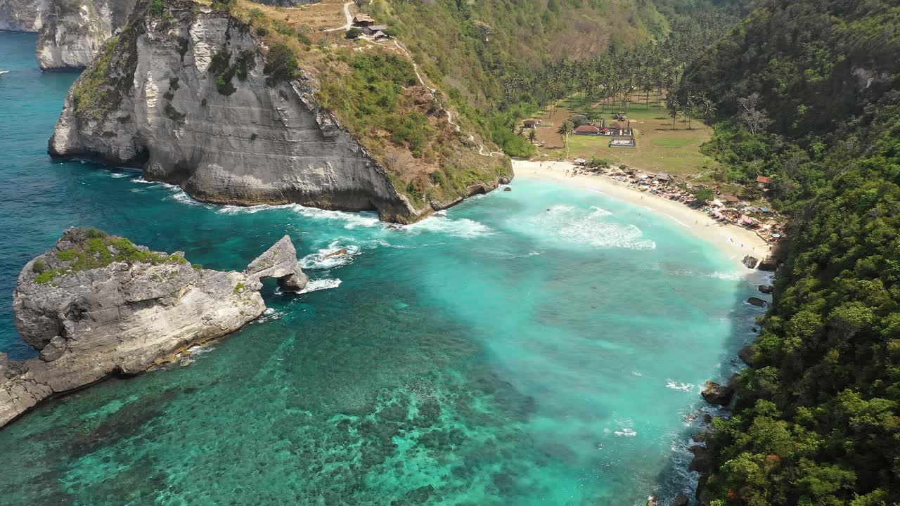 水上海湾，阿图海滩，努沙佩尼达的空中轨道视图视频素材