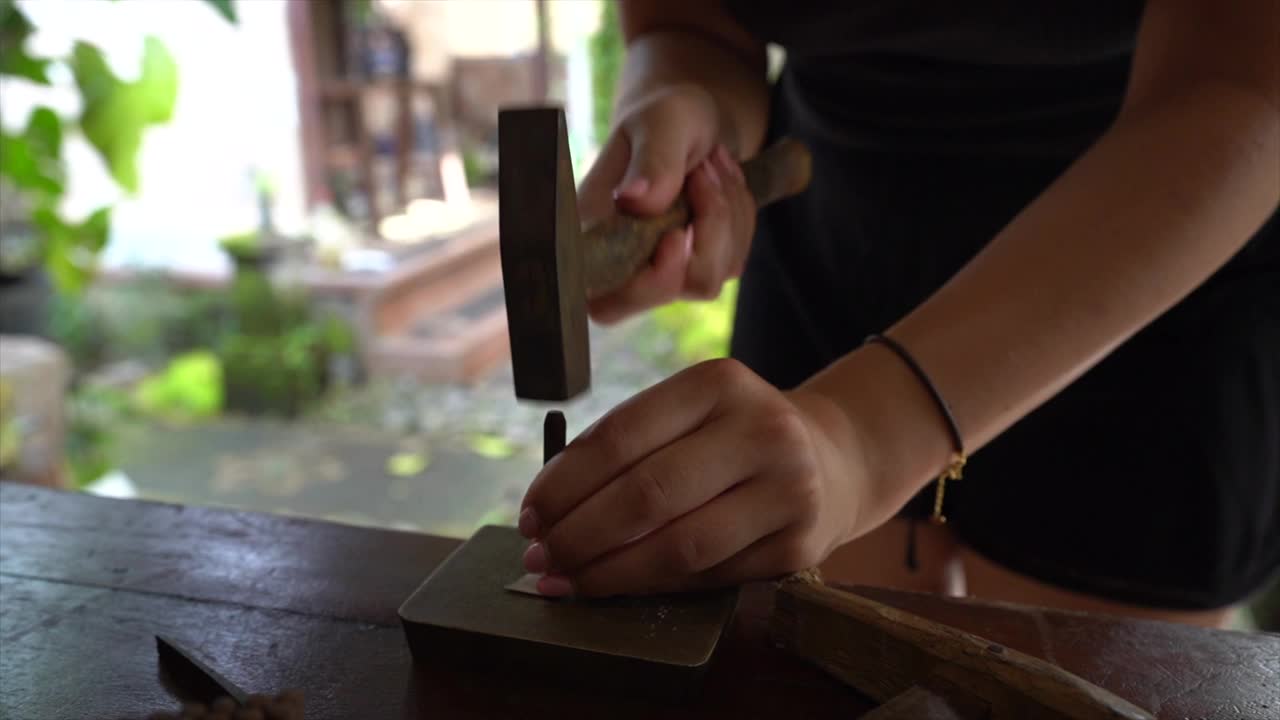 用印章和锤子在银上刻印的方法视频素材