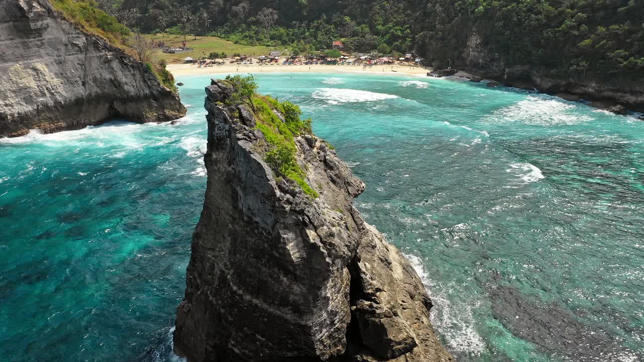 岩石的空中轨道视图，努沙佩尼达，巴厘岛视频素材