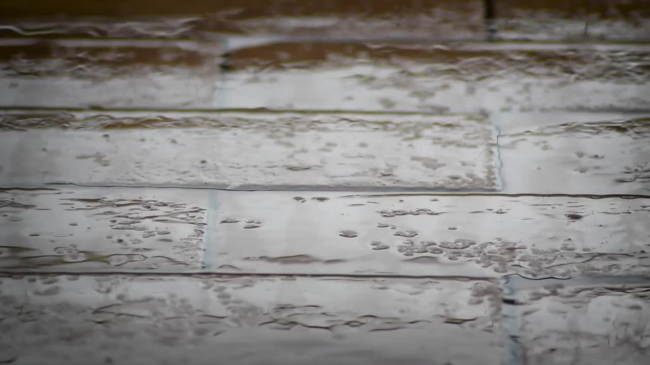 雨水落在室外地板上视频素材