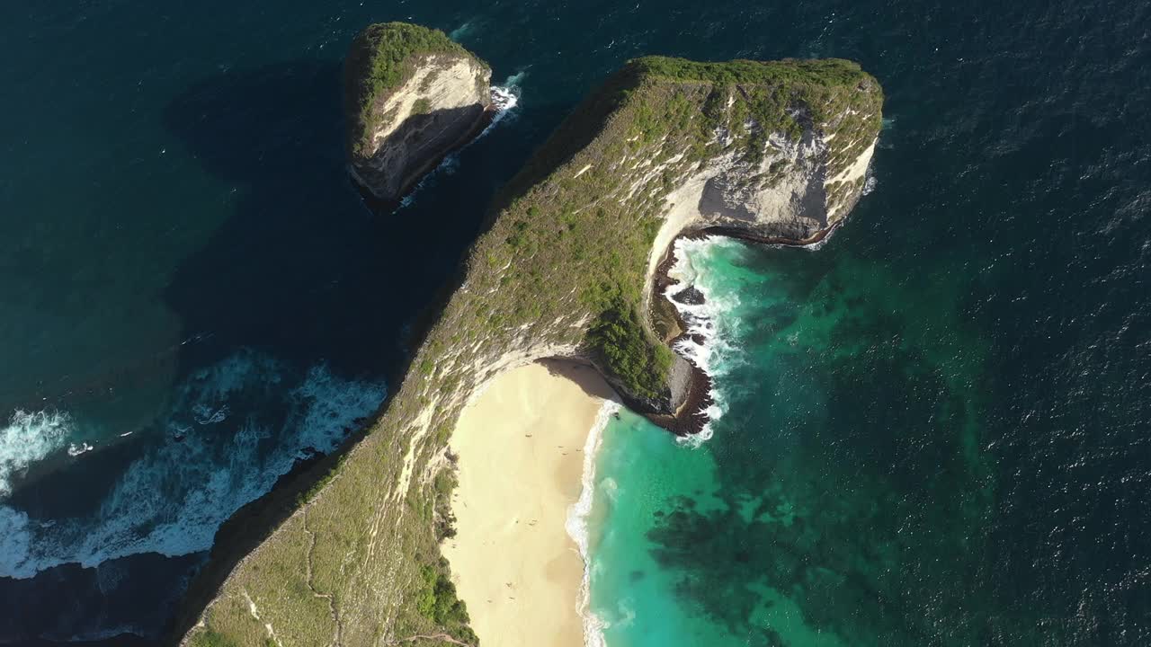 从上到下的霸王龙海滩，努沙佩尼达，巴厘岛视频素材