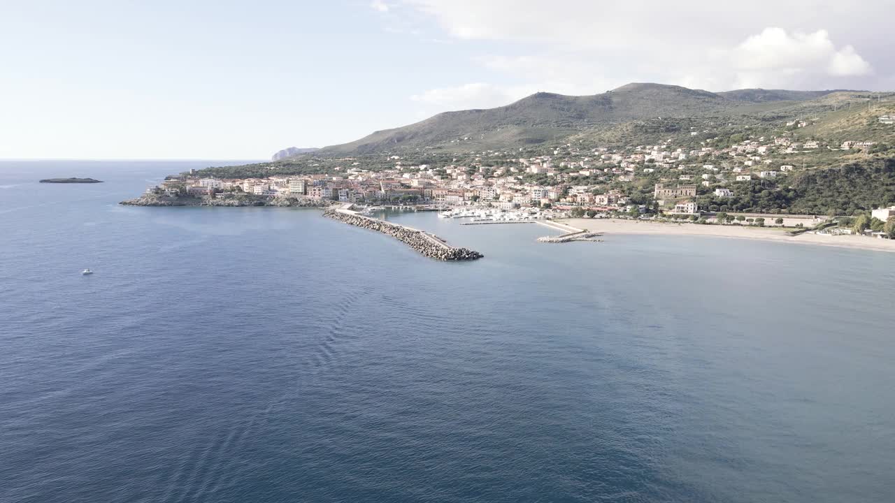 意大利滨海迪卡梅罗塔的海岸线鸟瞰图视频素材