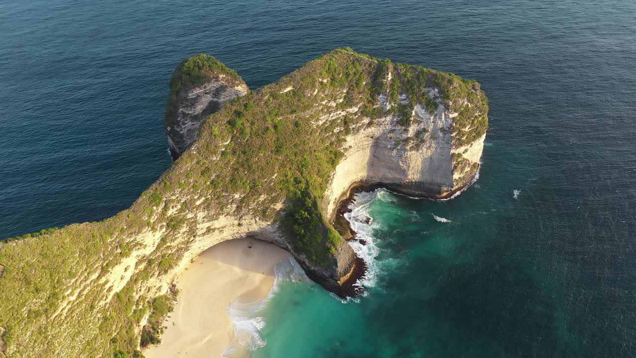 著名的科林金海滩的空中轨道，努沙佩尼达，巴厘岛视频素材