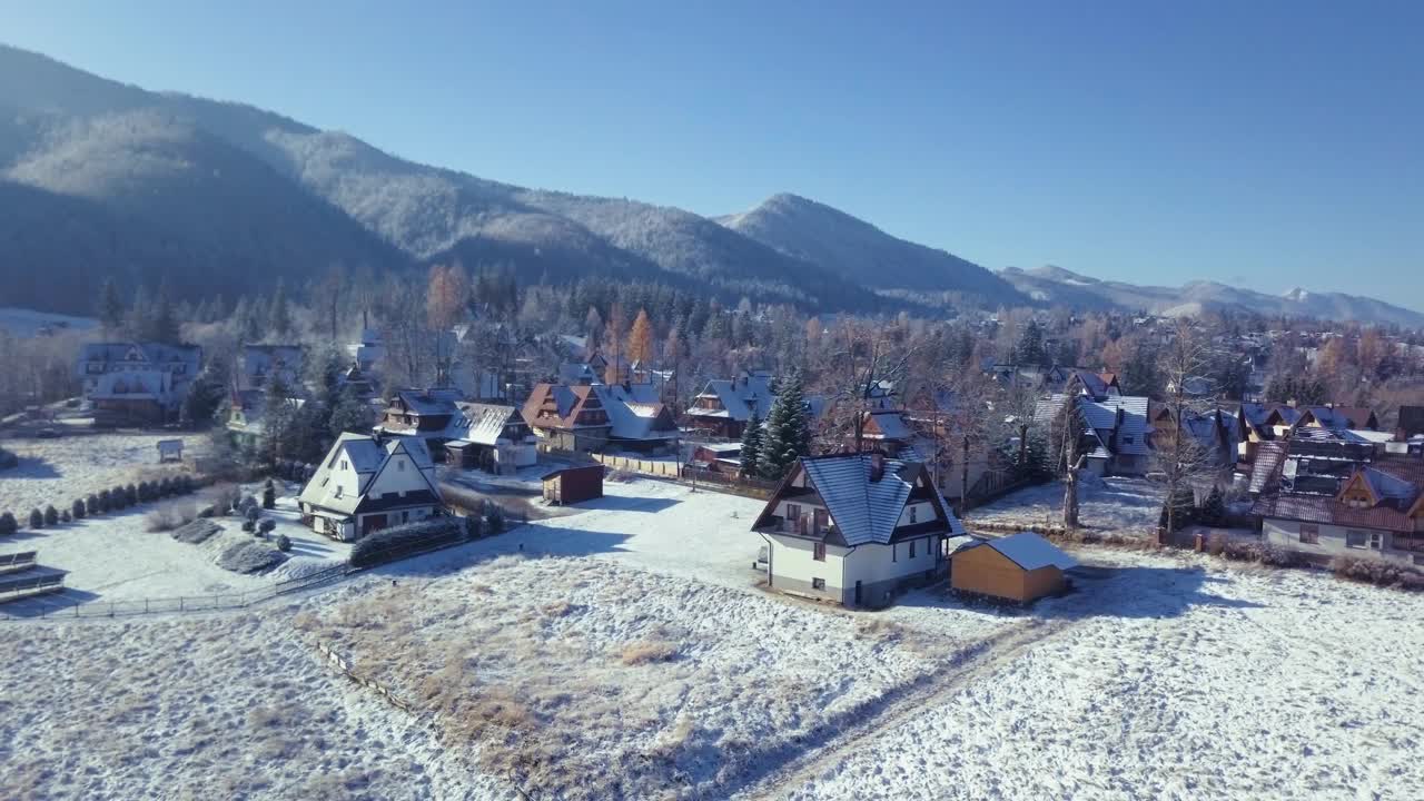 在波兰扎科帕内，无人机拍摄的被雪覆盖的房屋和山景视频素材