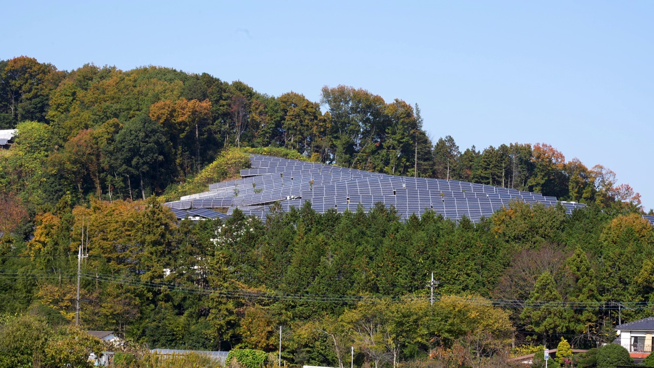 山上的太阳能电池板视频素材