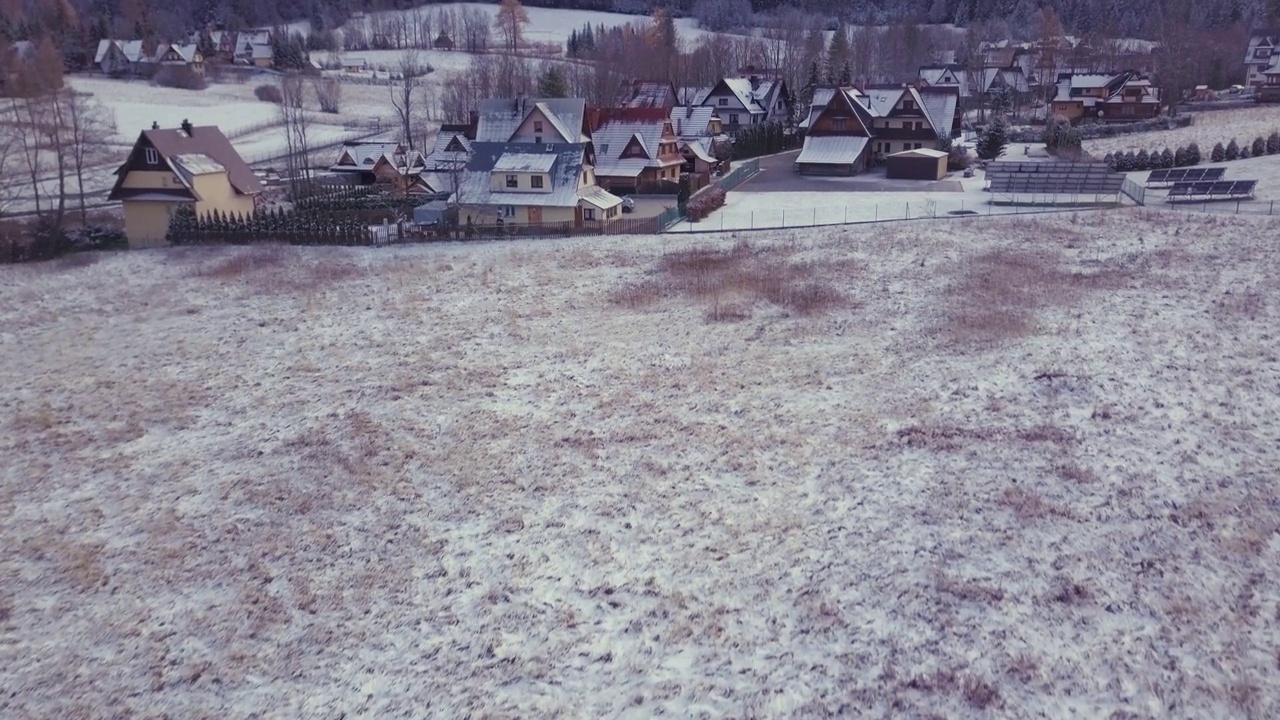 在波兰扎科帕内，无人机拍摄的房屋和被雪覆盖的山景视频素材