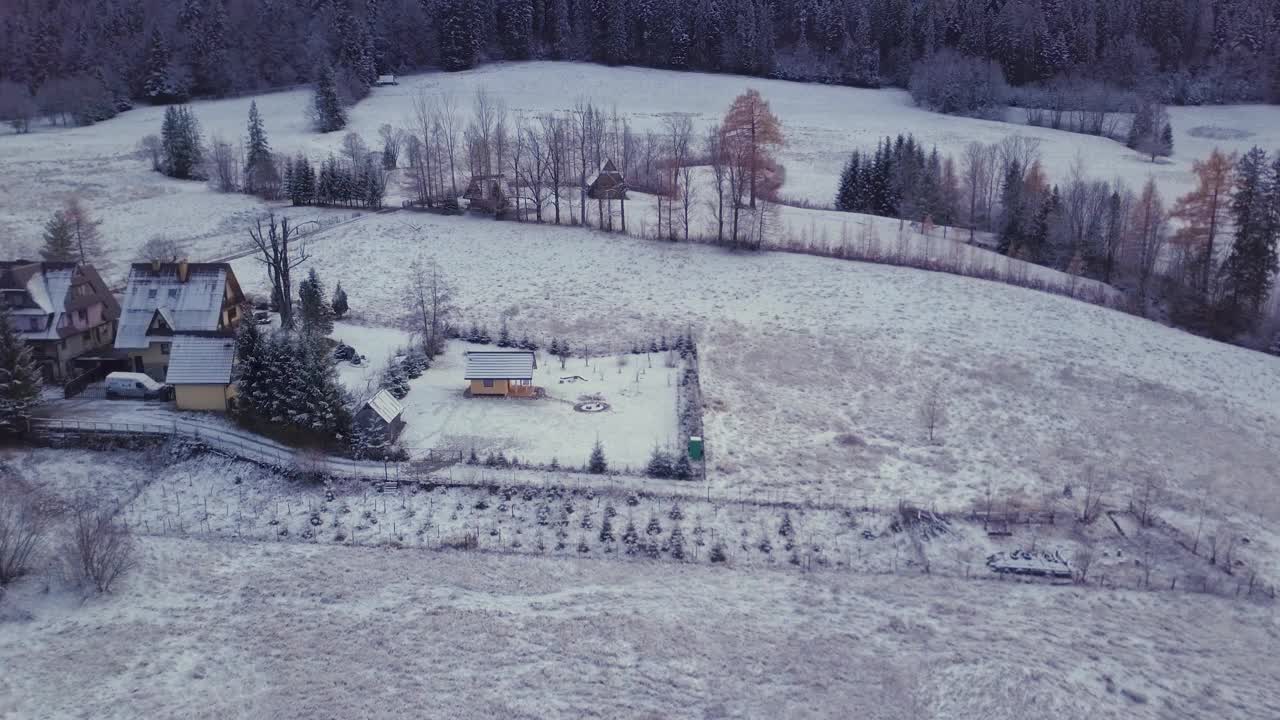 在波兰扎科帕内，无人机拍摄的房屋和被雪覆盖的山景视频素材