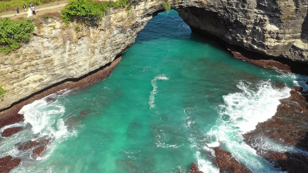 印尼巴厘岛努沙佩尼达破碎海滩的鸟瞰图视频素材