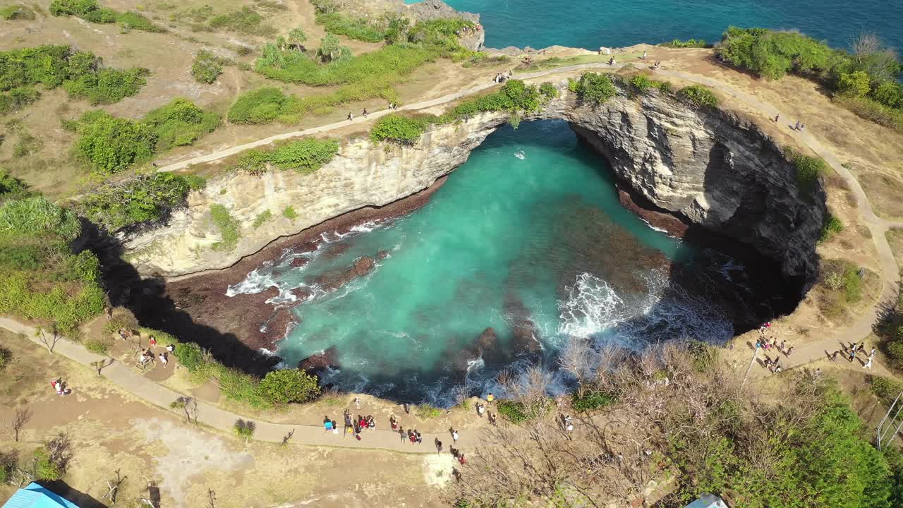 破碎海滩的空中轨道，努沙佩尼达，印度尼西亚巴厘岛视频素材