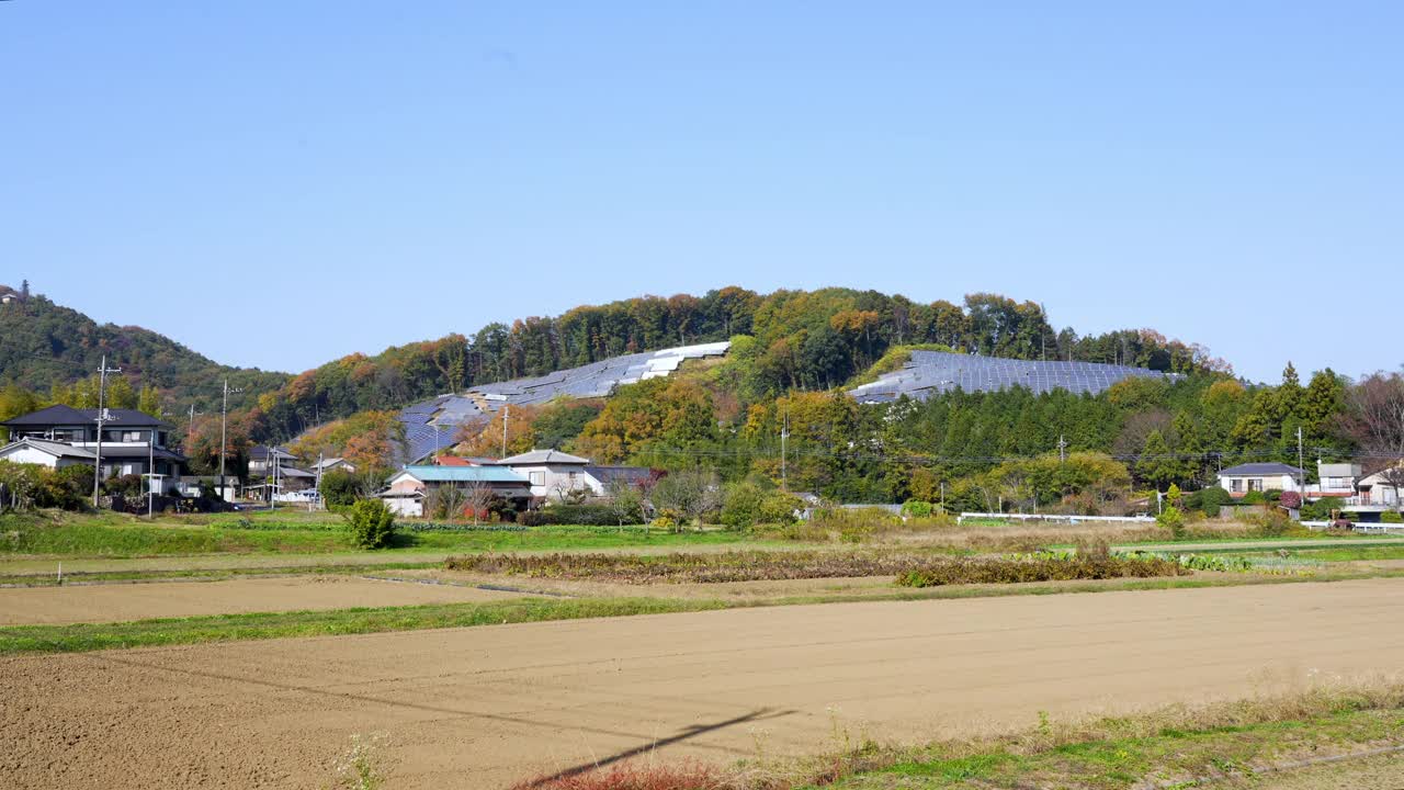 山上的太阳能电池板视频素材