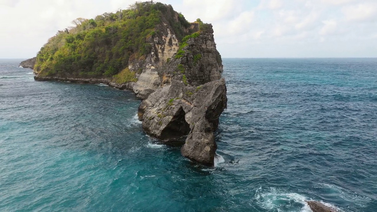 Nusa Penida的天然拱形岩层的空中轨道视图视频素材