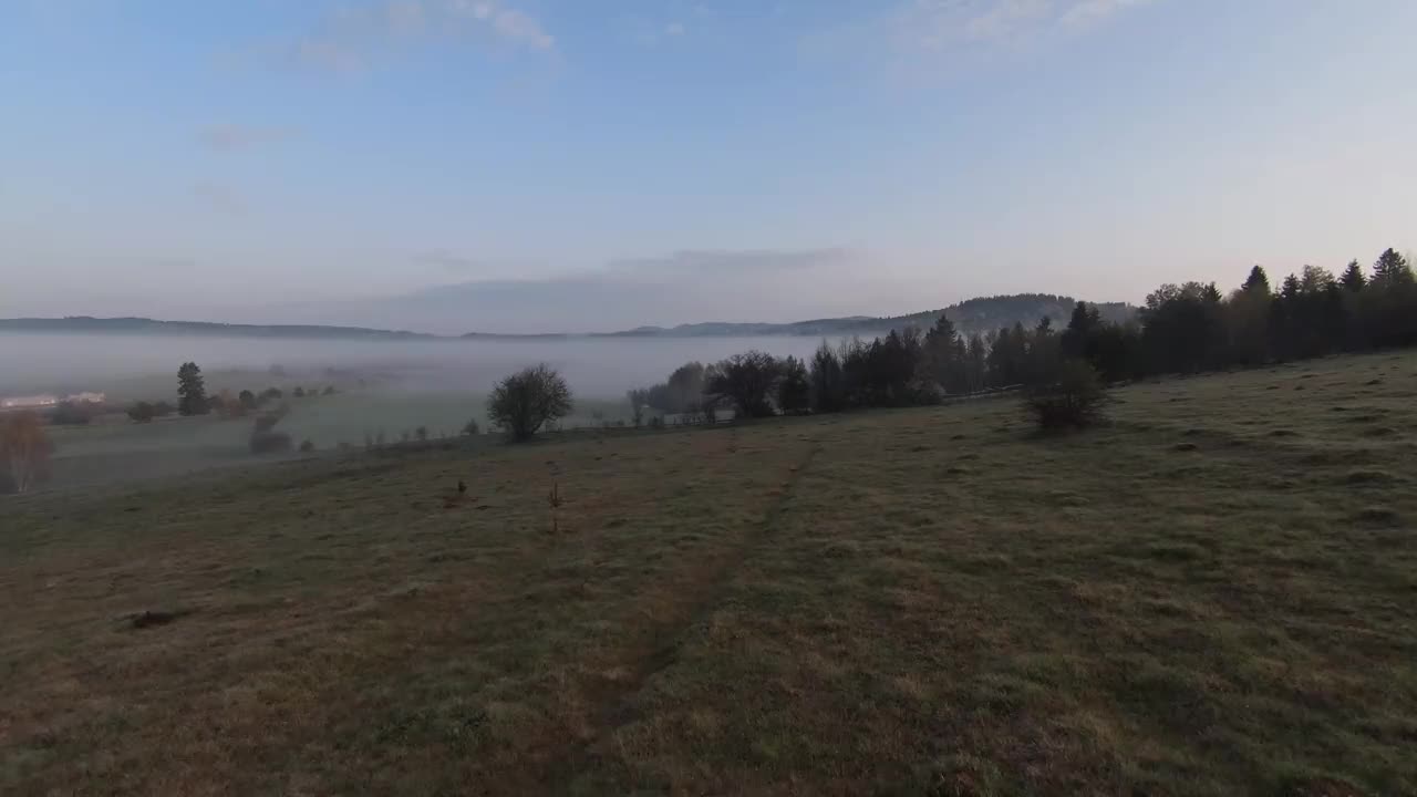 快速和可操作的飞行在山与森林和树顶与美丽的日落为背景。FPV无人机拍摄。视频素材