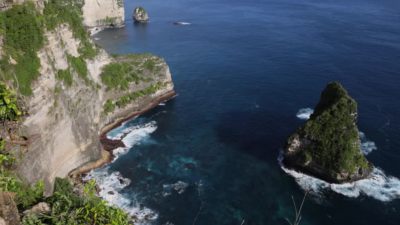 努萨佩尼达岛风景优美的悬崖和蓝色的海洋视频素材