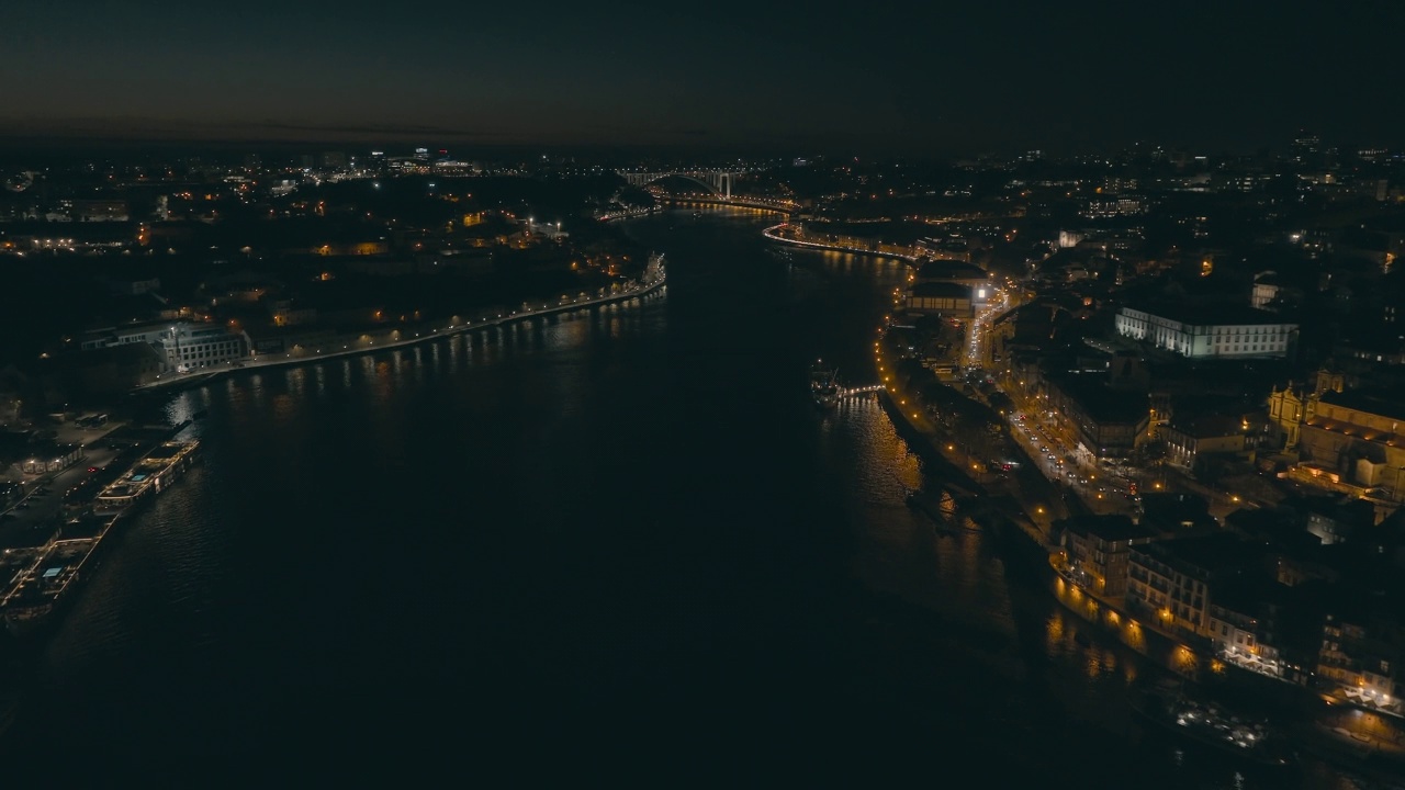 从葡萄牙波尔图的Drone俯瞰杜洛河的夜景视频素材