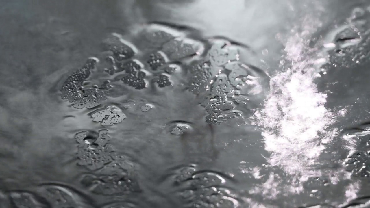 特写的背景表面的水滴从暴雨击中外部玻璃。视频素材