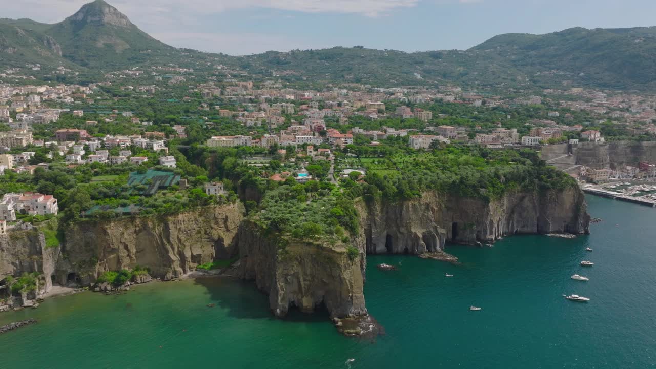 鸟瞰崎岖的海岸，陡峭的岩石悬崖和顶部的住宅。小镇位于海滨旅游胜地。意大利阿视频素材