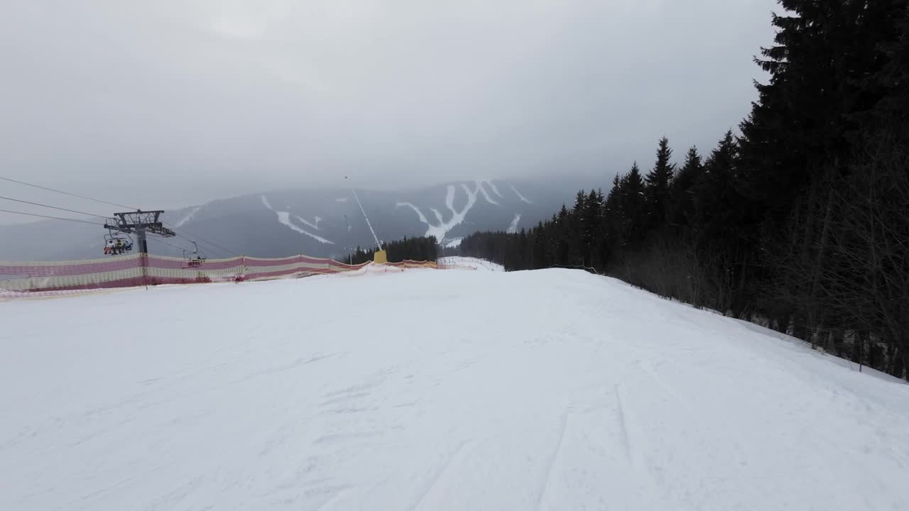 滑雪板爱好者在滑雪坡上。慢动作视频素材