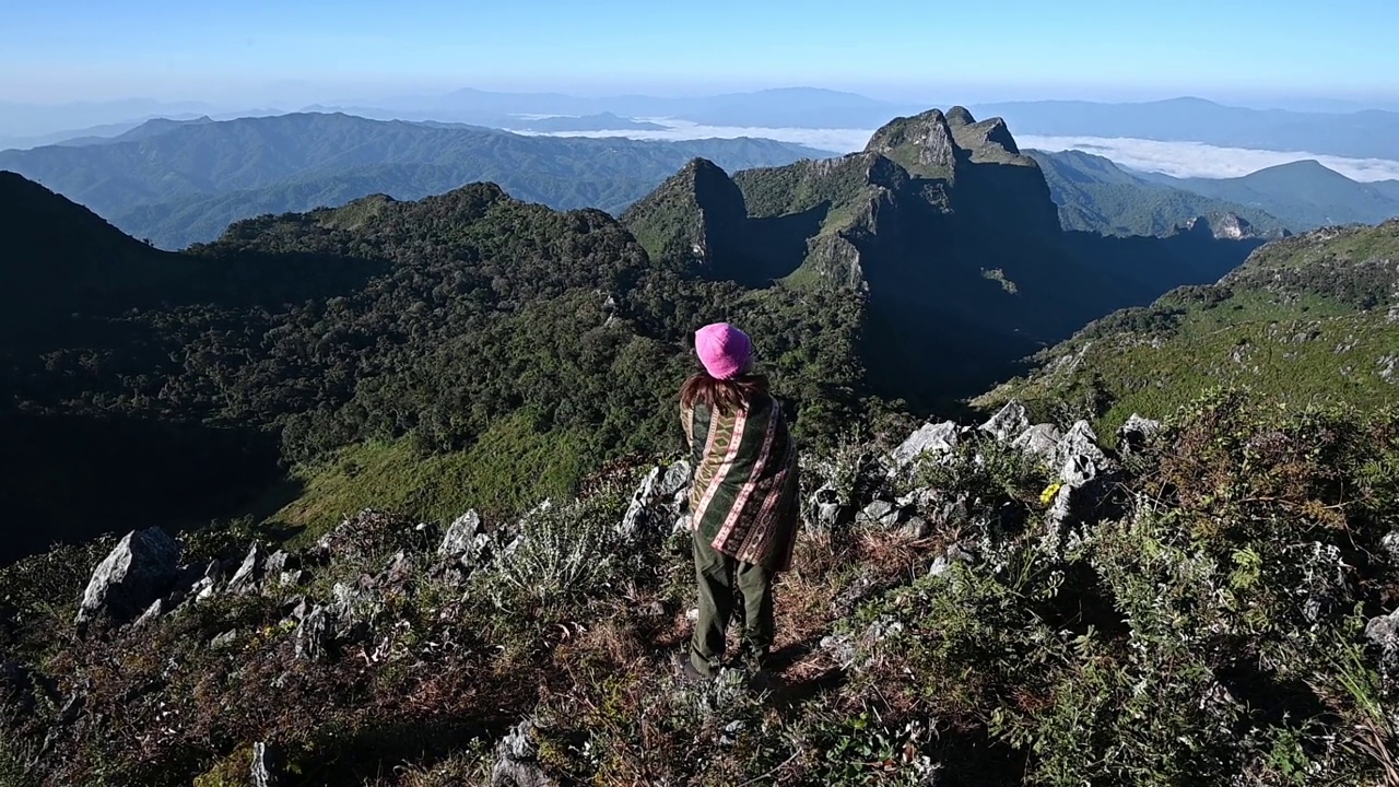 女游客站在蒋岛山上，望着美丽的石灰岩山。视频素材