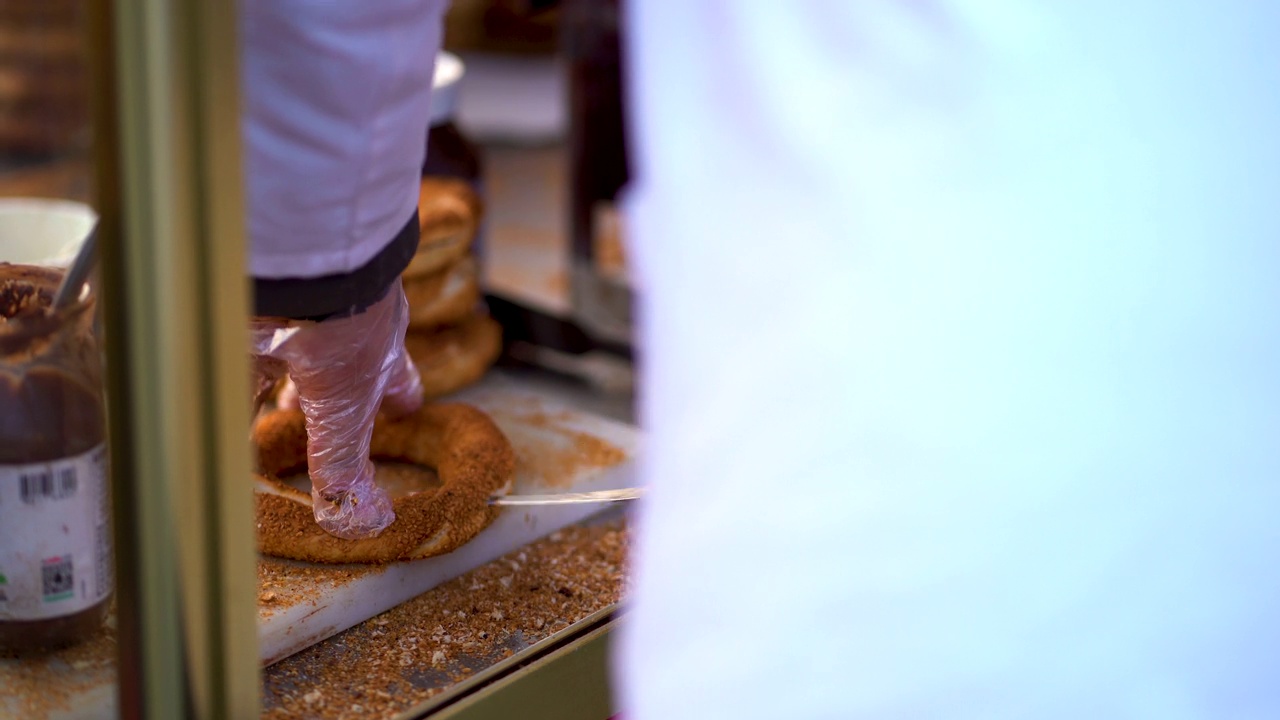 土耳其百吉饼(simit)传统的土耳其早餐视频素材