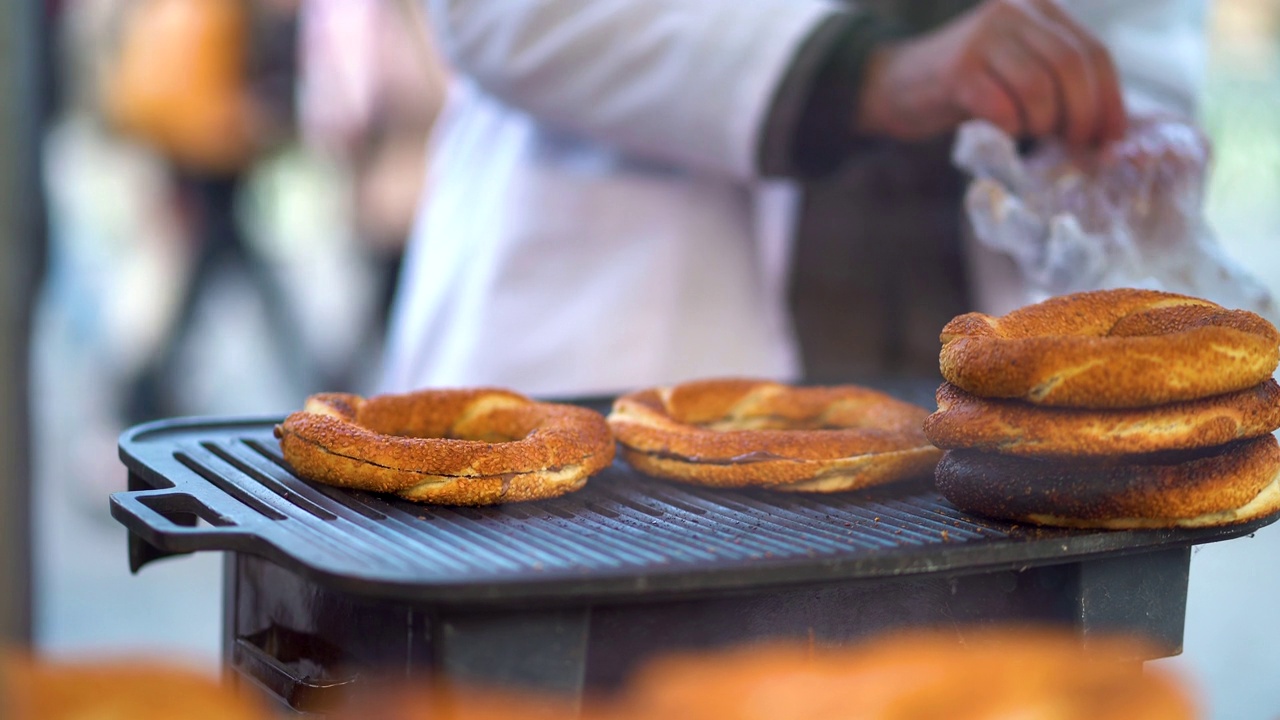 土耳其百吉饼(simit)传统的土耳其早餐视频素材