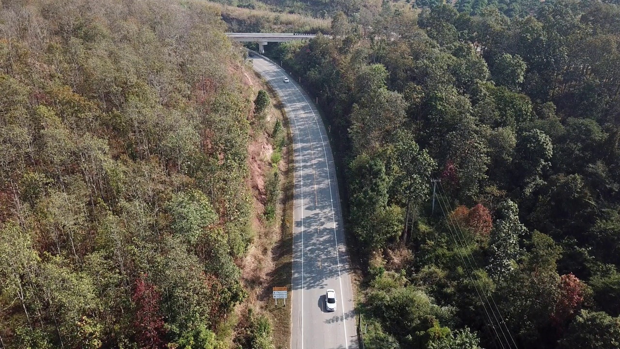 在清迈省清岛区，高速公路上行驶的汽车的鸟瞰图。视频素材