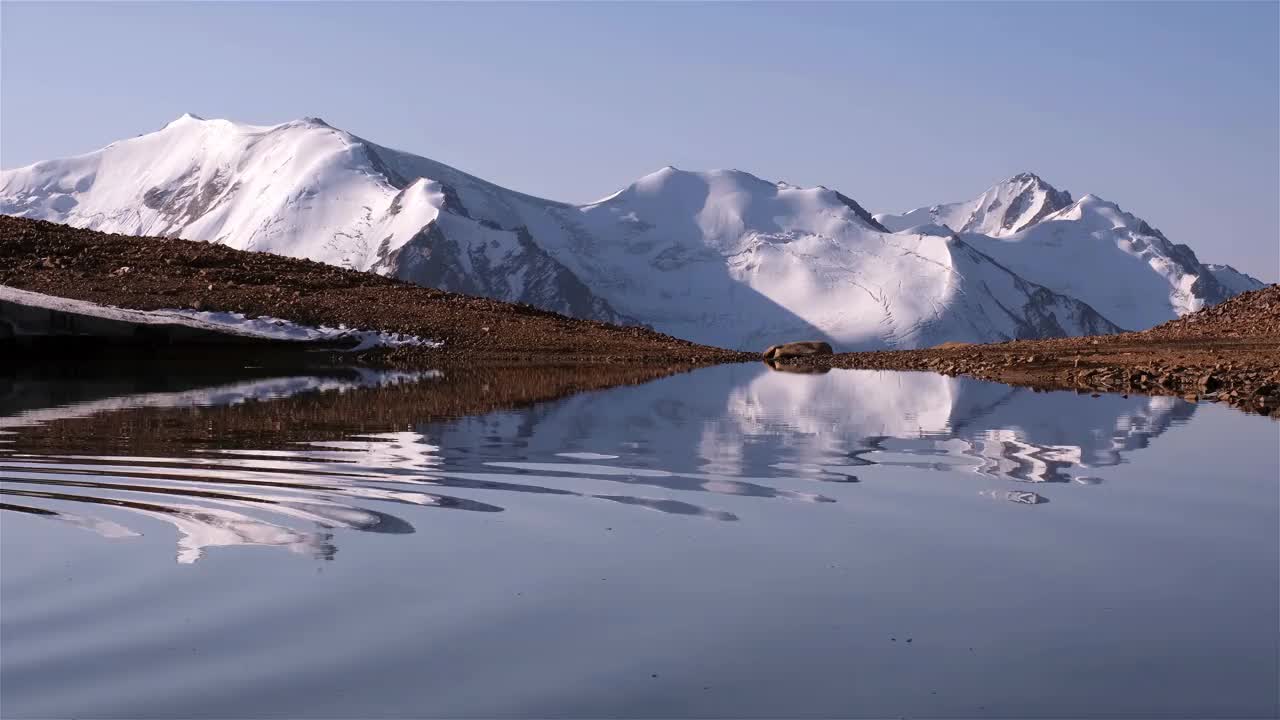 山湖倒影涟漪日出视频素材