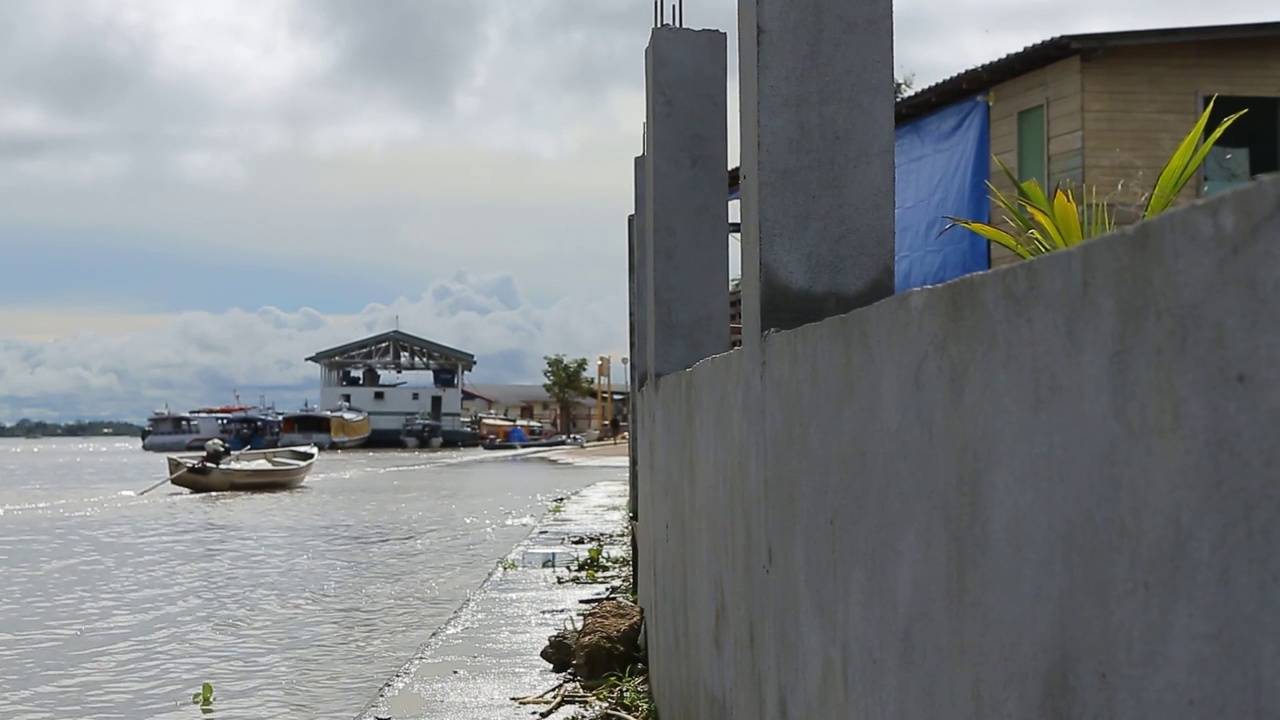 Front of the city of Careiro da Várzea in the Amazon at the time of flooding of the rivers视频素材