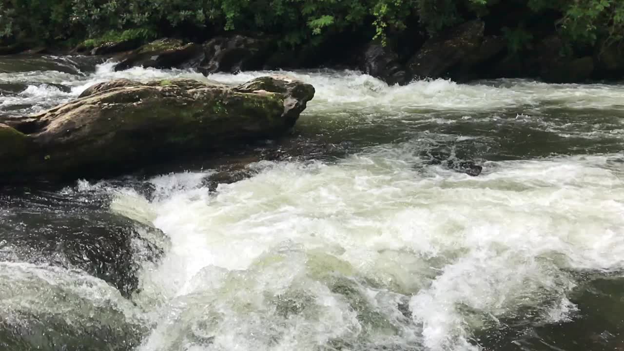 慢动作剪辑的查图加河和瀑布流动在雨盘上游视频素材