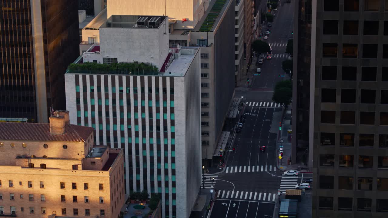 金色晨光下洛杉矶市中心摩天大楼的鸟瞰图视频素材