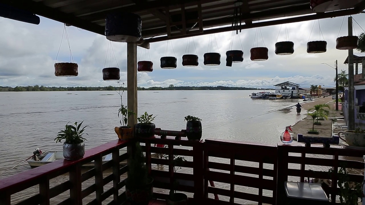 View from the balcony of a house to the edge of the city of Careiro da Várzea, Amazonas in the flood of the river视频下载