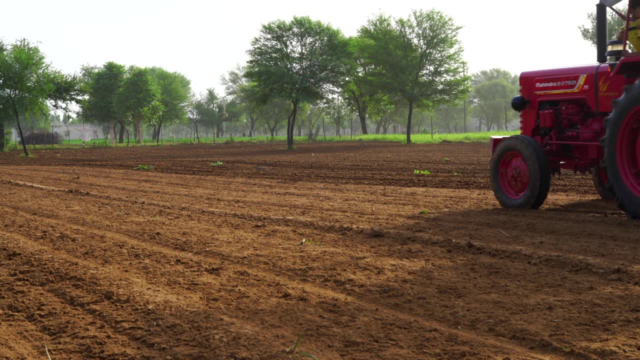 农民在拖拉机上用苗床栽培机准备土地视频素材