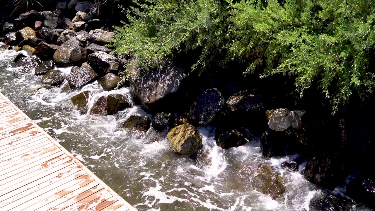 海边的波浪，岩石的波浪水视频素材