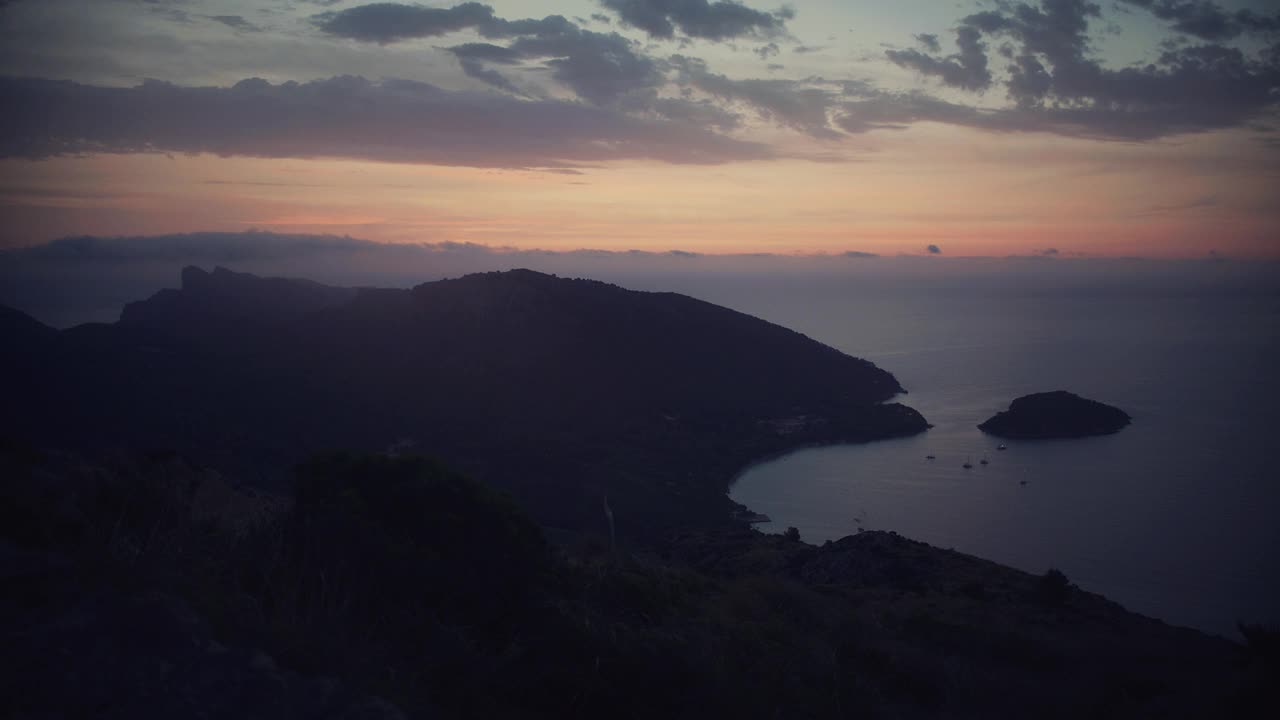 鸟瞰美丽的海滨风光。黄昏平静的海面视频素材