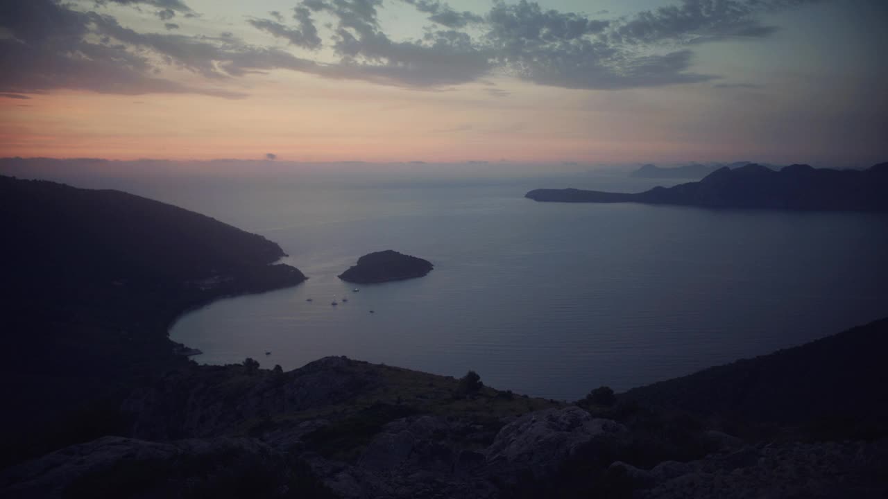 鸟瞰美丽的海滨风光。黄昏平静的海面视频素材