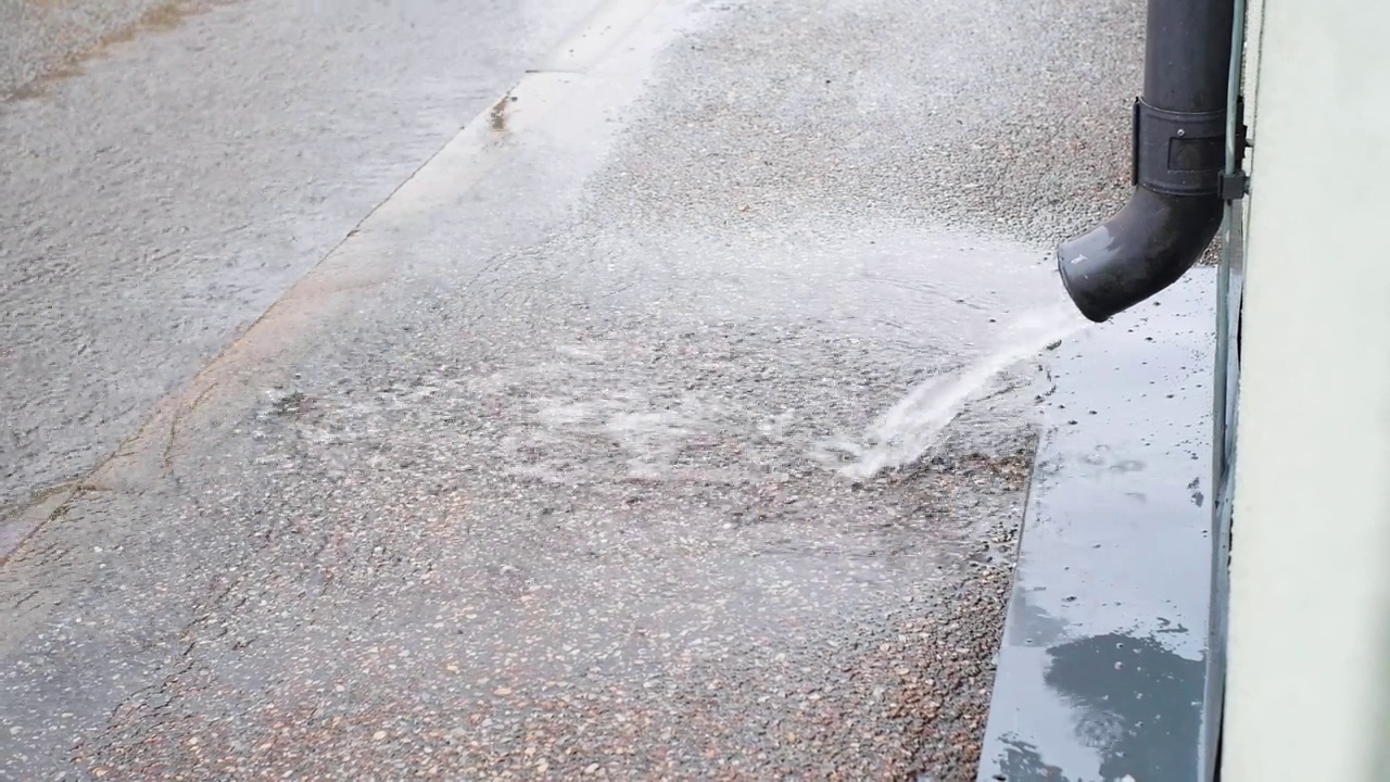 大气降水形式的城市暴雨特写视频素材