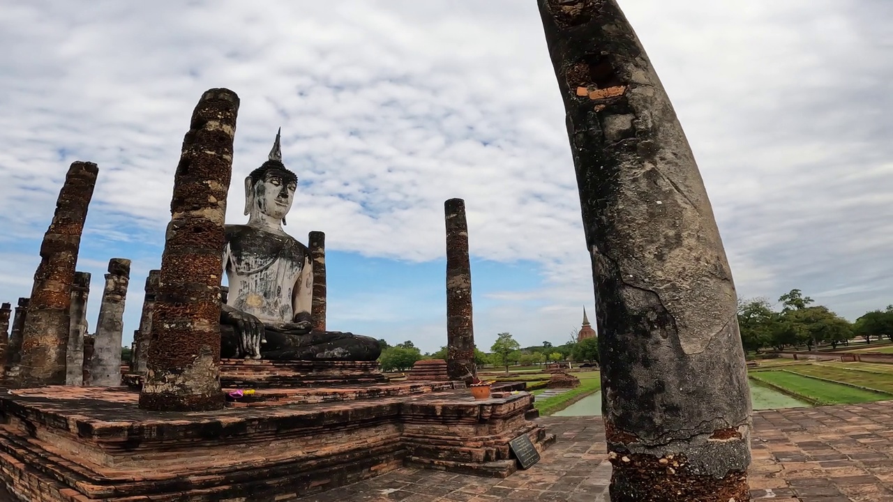 摩诃那寺是素可泰历史公园中最重要、最令人印象深刻的寺庙建筑群。视频素材