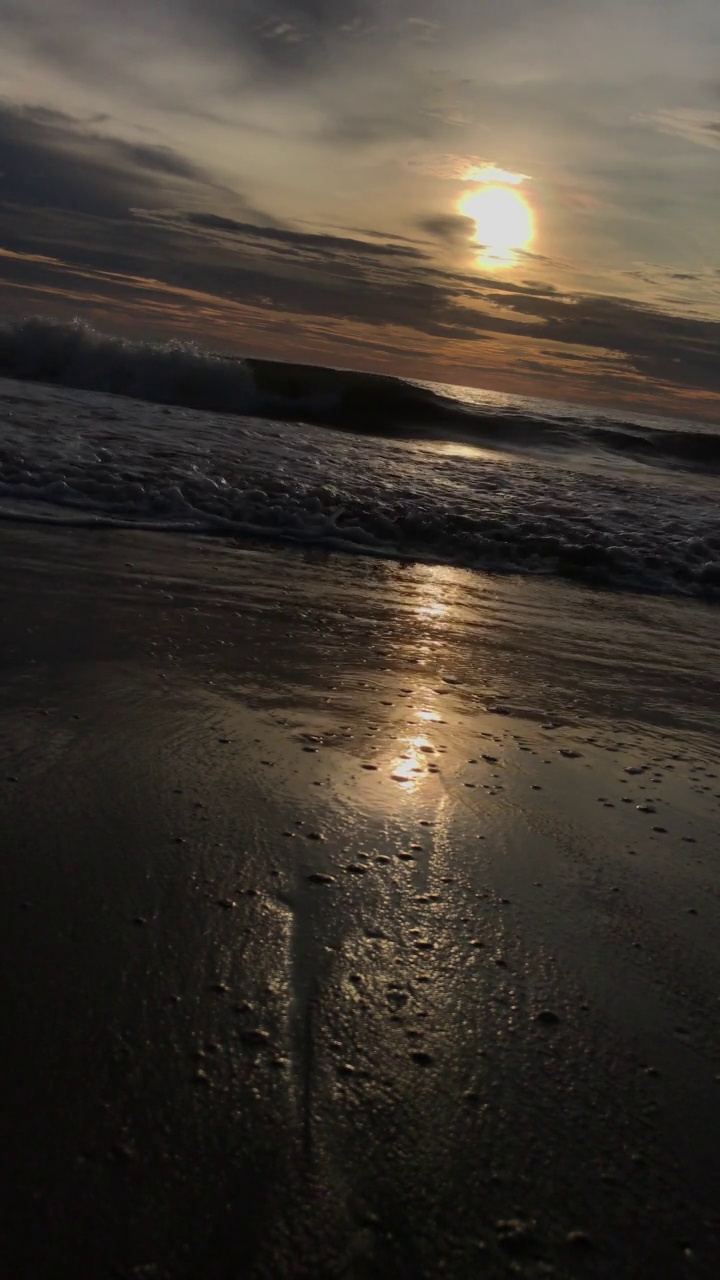 海滩上的日落景色视频素材