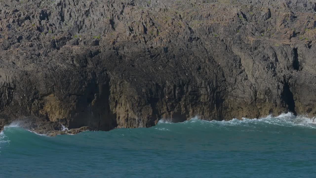 悬崖与大海，布罗德港南海滩，彭布罗克郡海岸小径，彭布罗克，威尔士，英国视频素材