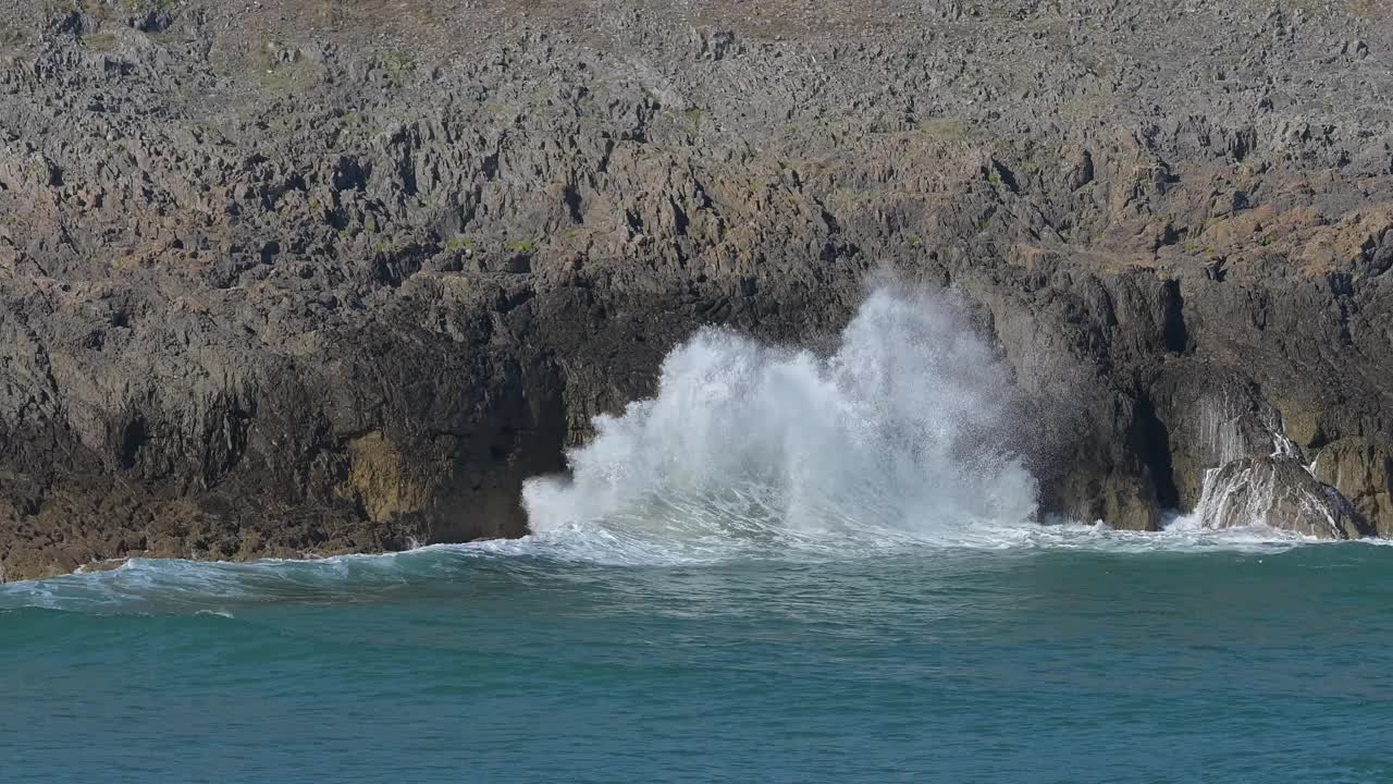 悬崖与大海，布罗德港南海滩，彭布罗克郡海岸小径，彭布罗克，威尔士，英国视频素材