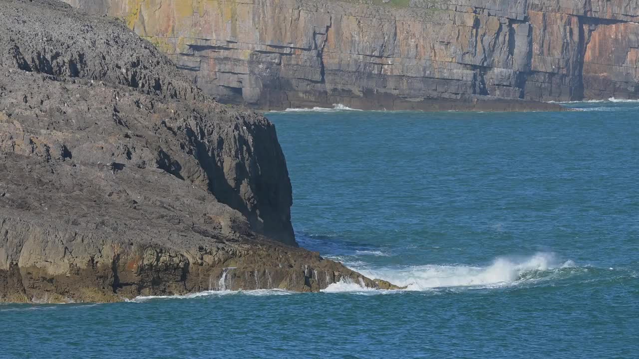 悬崖与大海，布罗德港南海滩，彭布罗克郡海岸小径，彭布罗克，威尔士，英国视频素材