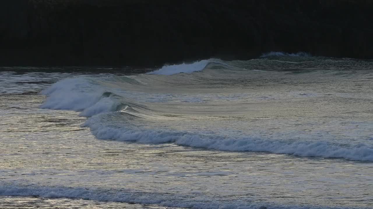 海岸上的波浪，布罗德港南海滩，彭布罗克郡海岸路径，彭布罗克，威尔士，英国视频素材