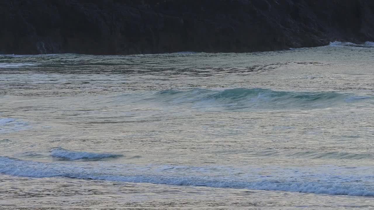 海岸上的波浪，布罗德港南海滩，彭布罗克郡海岸路径，彭布罗克，威尔士，英国视频素材