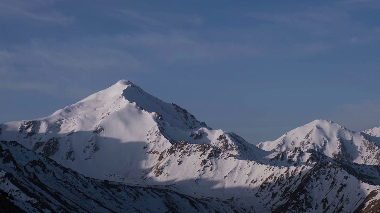 雪山峰云蓝天视频素材